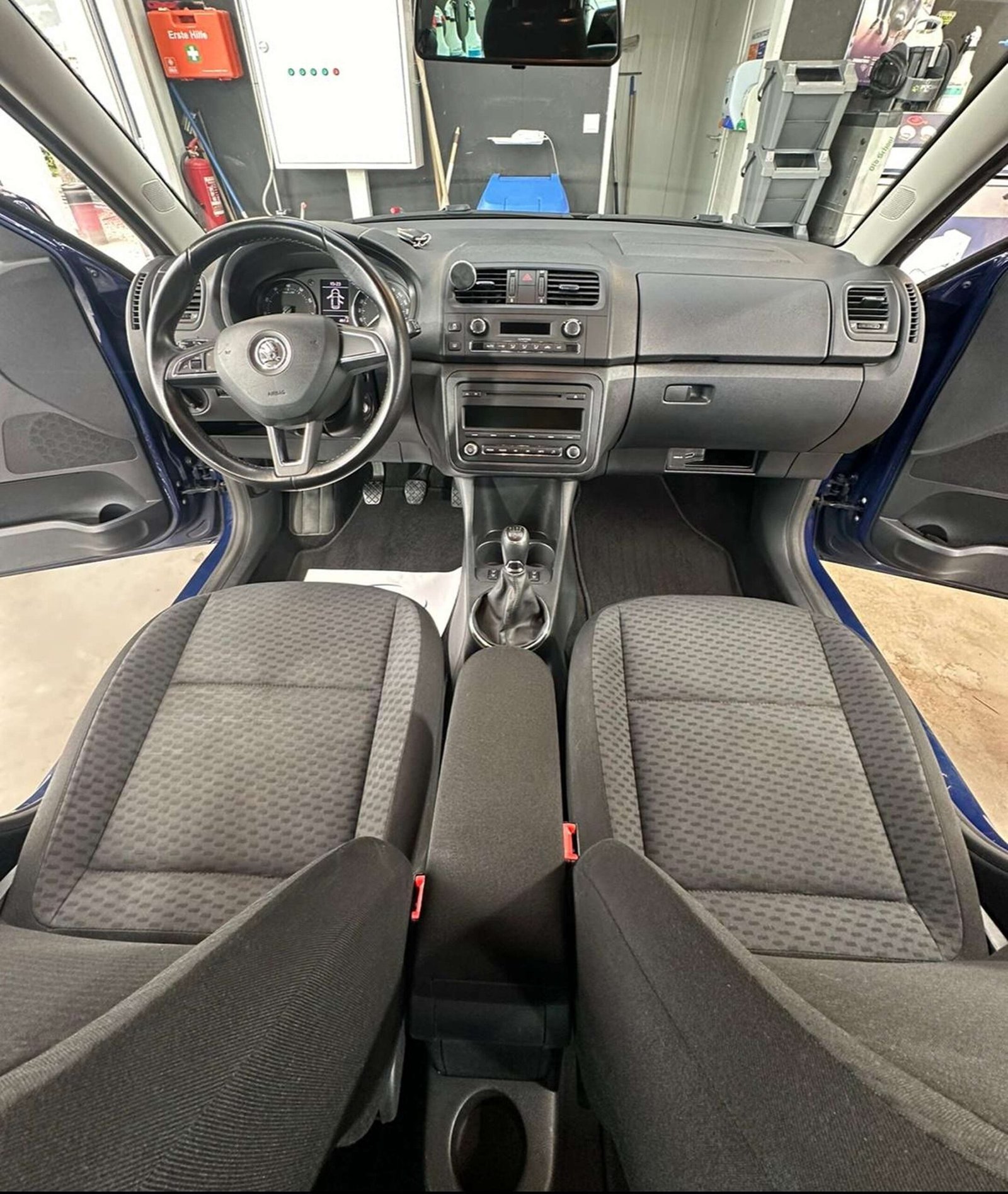 Fahrzeuginnenraum vor der Reinigung – verschmutzte Sitze