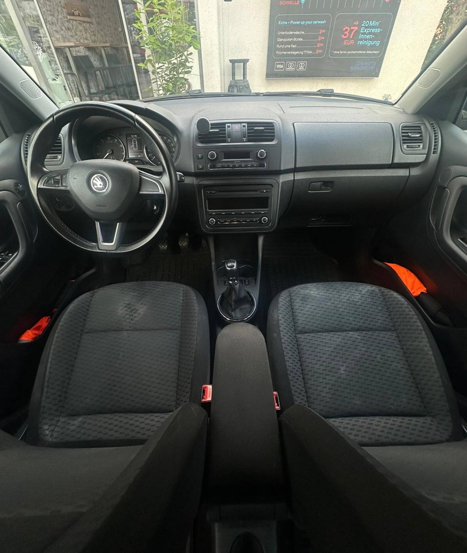 Fahrzeuginnenraum nach der Reinigung – saubere Sitze