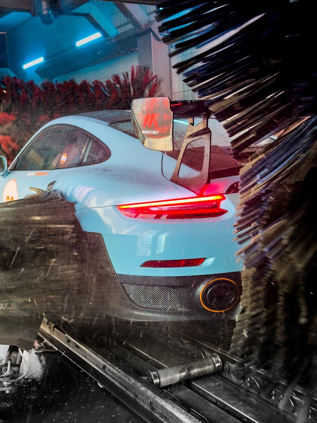 Sportwagen in der Bürstenwäsche der Löffler Autowaschanlage