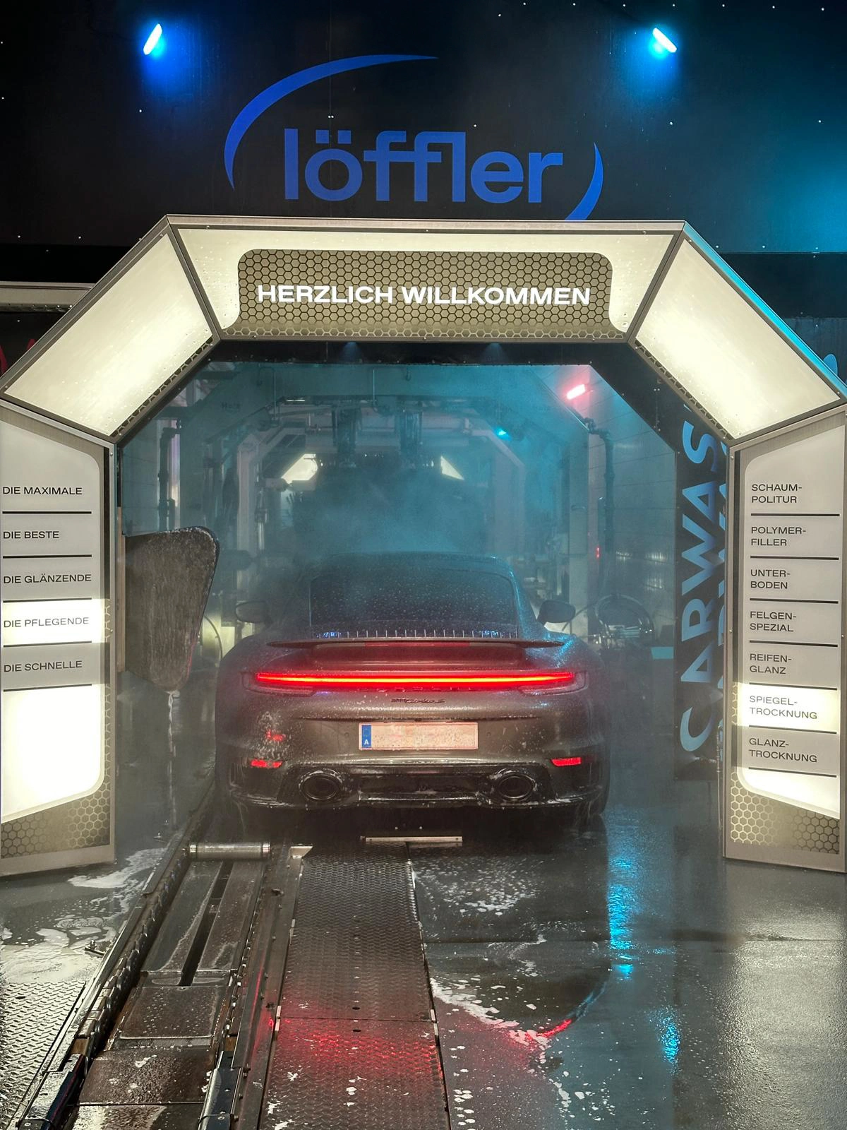 Auto in der Löffler Waschstraße während des Waschvorgangs