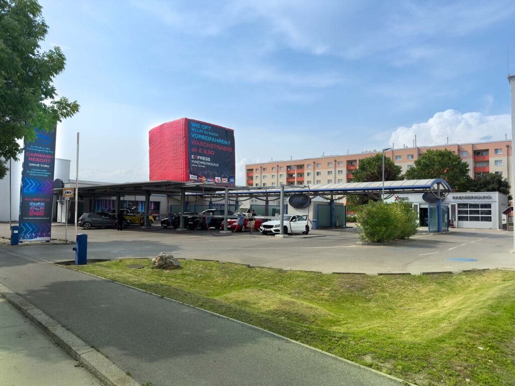 Außenansicht des Löffler Standorts mit Waschstraße und Parkplatz