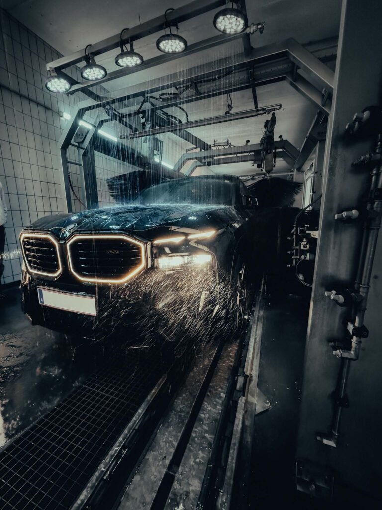 Auto in der Löffler Waschstraße mit Textilbürsten und Wasserstrahlen