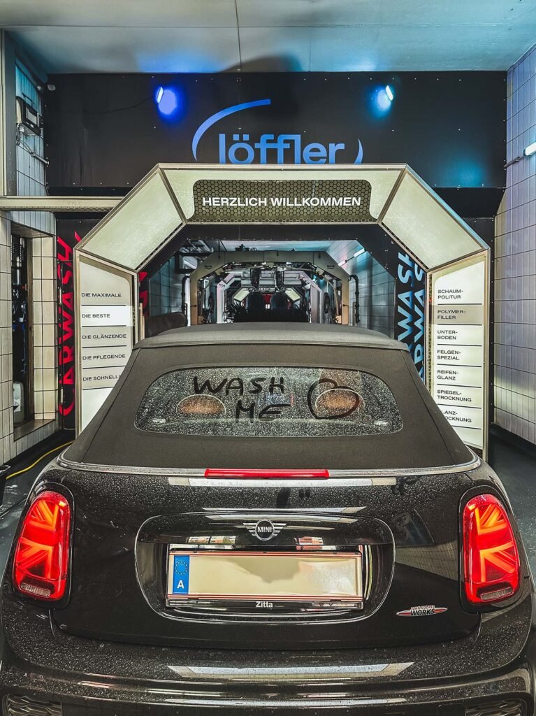 Fahrzeug in der Löffler Waschstraße im Trocken- oder Polierbereich