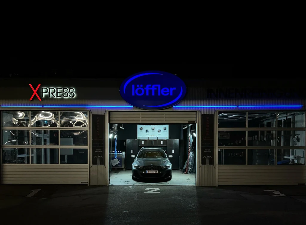 Eingangsbereich der Löffler Autowaschanlage bei Nacht