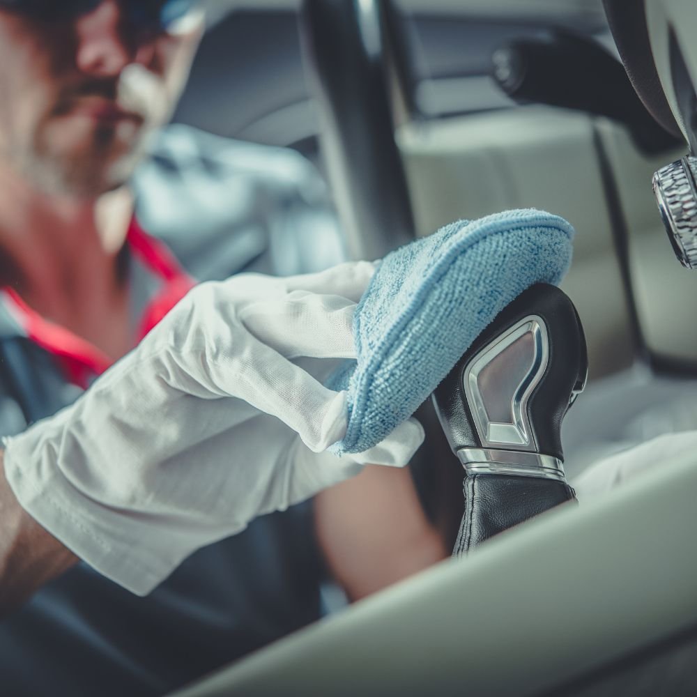 Innenreinigung eines Fahrzeugs mit Reinigungshandschuh